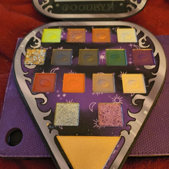 Eyeshadow Palette with Purple and Gold Shades - Picture 8 of 15